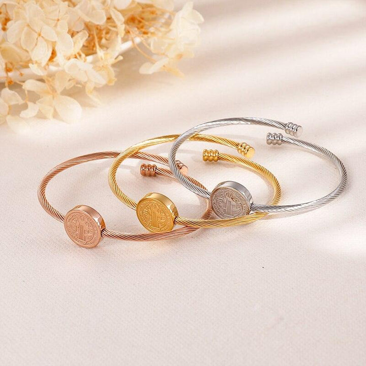 Kalen Fashion Exquisite Cuff Women Bangles Tri-color Stainless Steel Portrait Arrow Heart Bracelets For Women Wedding Jewelry.